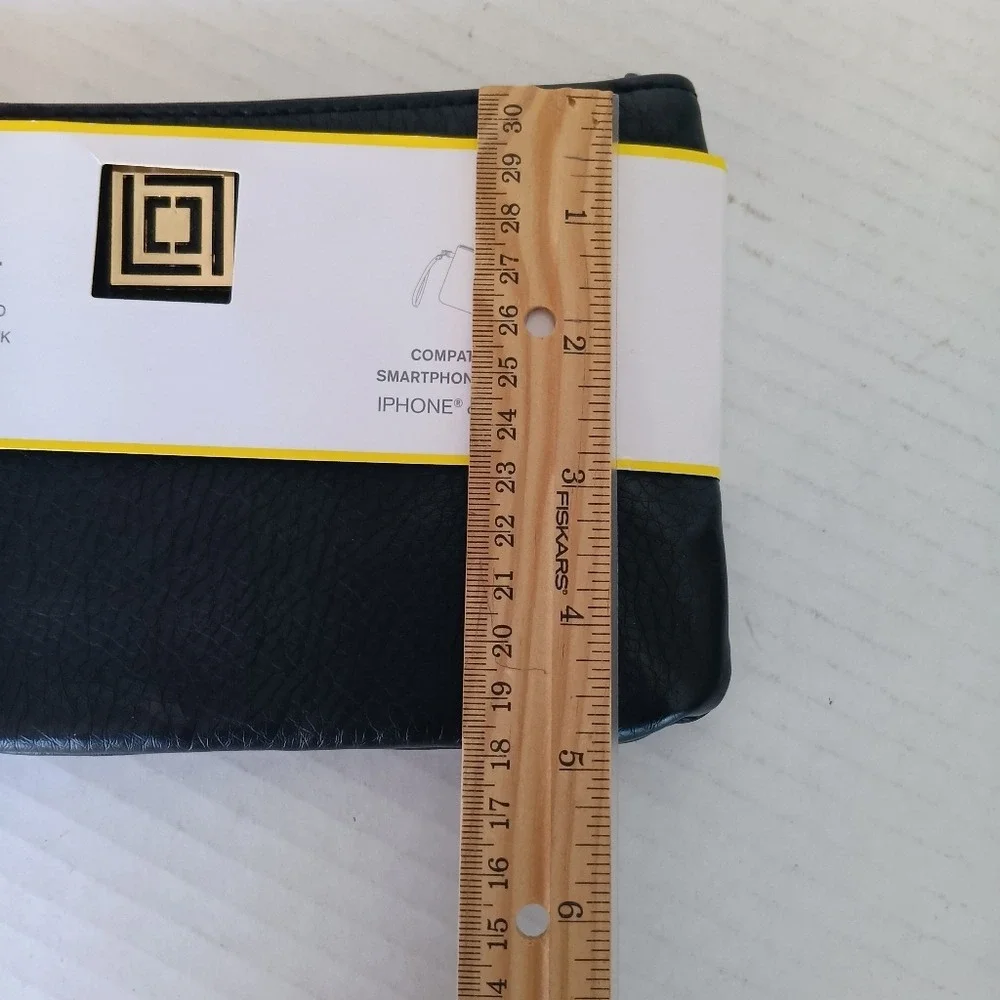 Liz Claiborne Phone Charging Wallet OS Black Pebbled Faux Leather Wristlet
